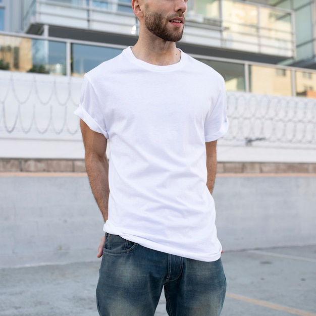Foto gratuita camiseta básica blanca para hombre, ropa de moda, sesión al aire libre.
