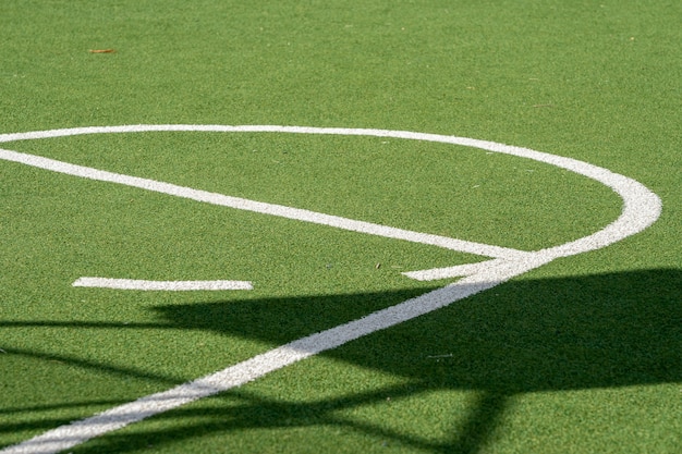 Foto gratuita cancha de baloncesto con césped verde, césped artificial y líneas blancas