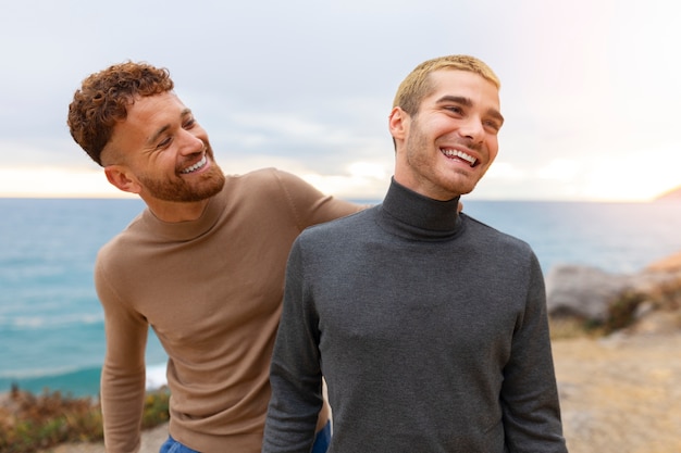 Foto gratuita cariñosa pareja gay pasar tiempo juntos en la playa