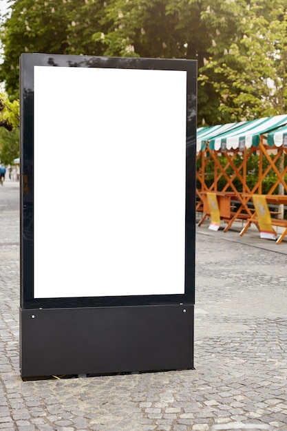 Foto gratuita cartelera de calle vertical con espacio de copia en blanco