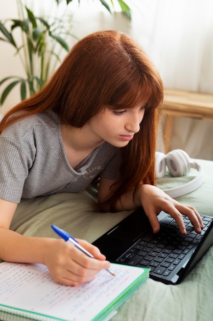 Foto gratuita chica de tiro medio trabajando con ordenador portátil