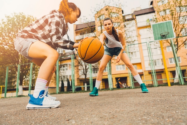 Foto gratuita chicas jugando al baloncesto