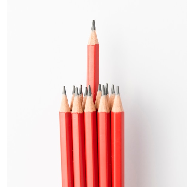Foto gratuita close-up de lápiz rojo montón aislado sobre fondo blanco.