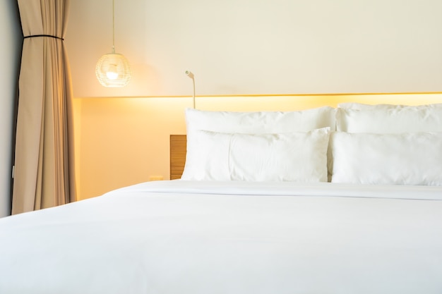 Almohada blanca y manta en el interior de la decoración de la cama del dormitorio