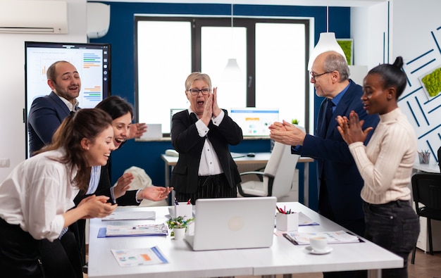 Foto gratuita diverso equipo ejecutivo de negocios aplaudiendo en la sala de conferencias