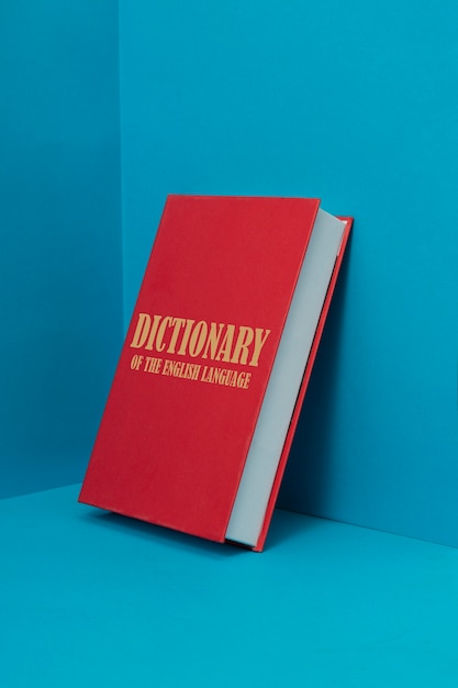 Foto gratuita diccionario de inglés sobre fondo azul.