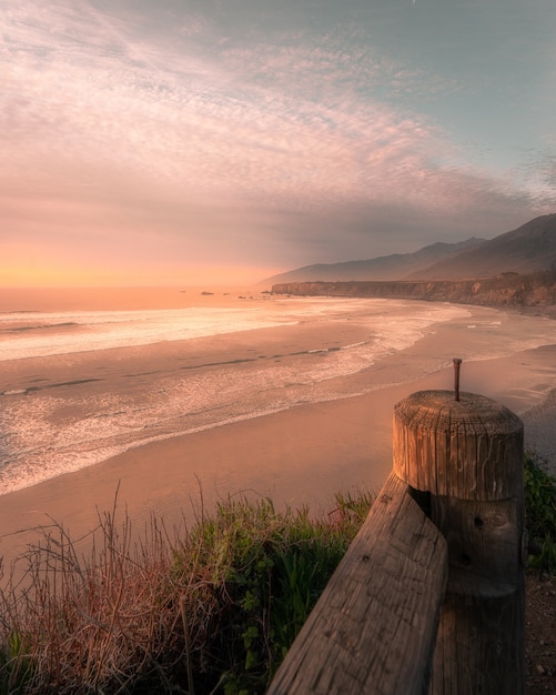 Foto gratuita disparo vertical de la playa durante una puesta de sol