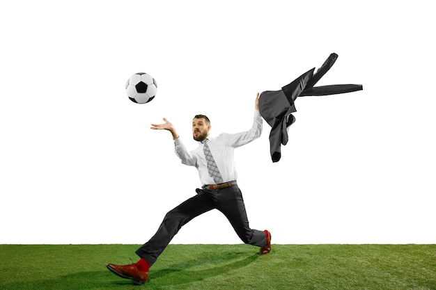 Foto gratuita disparo de longitud completa de un joven empresario jugando al fútbol aislado en blanco.