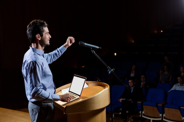 Foto gratuita ejecutivo de negocios masculino dando un discurso