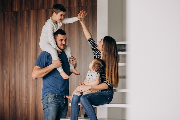 Foto gratuita familia joven con su pequeño hijo en casa divirtiéndose