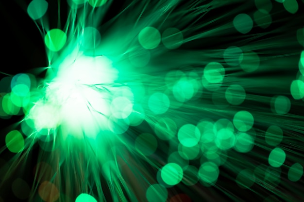Foto gratuita fibras ópticas digitales en tonos verdes borrosos