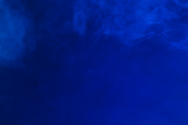 Foto gratuita fino humo en azul