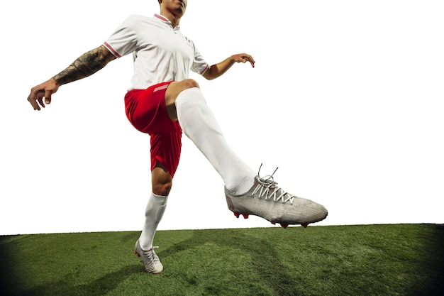 Foto gratuita fútbol o jugador de fútbol sobre fondo blanco concepto de actividad de acción de movimiento