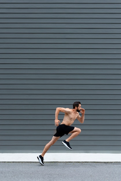 Foto gratuita hombre de tiro completo corriendo al aire libre