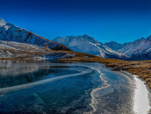 Hermosa foto del lago congelado en las montañas
