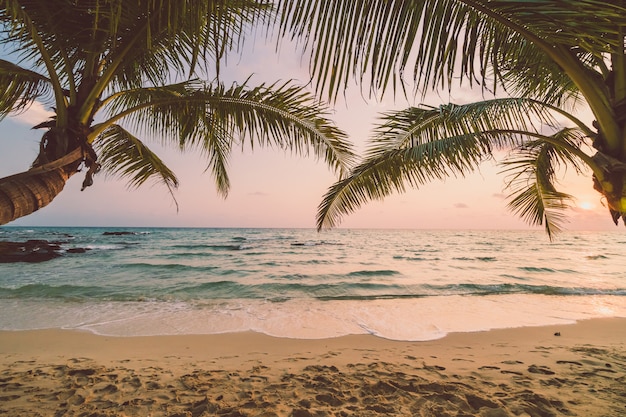 Foto gratuita hermosa isla paradisíaca con playa y mar.