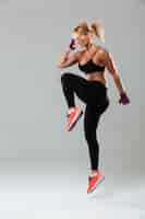 Foto gratuita hermosa joven deportista hacer ejercicios deportivos