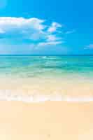 Foto gratuita hermosa playa tropical vacía mar océano con nubes blancas sobre fondo de cielo azul