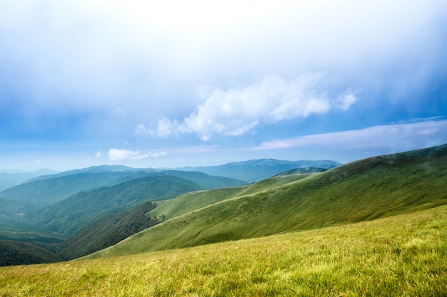 Foto gratuita hermoso paisaje de montañas de los cárpatos ucranianos y cielo nublado.