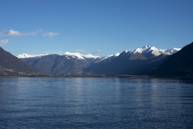 Foto gratuita imagen fascinante de un lago contra montañas prodigiosas durante el día