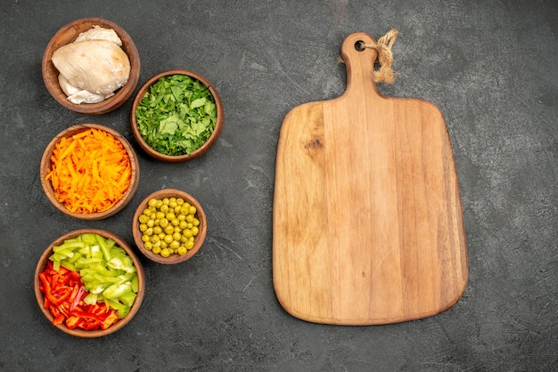 Foto gratuita ingredientes de la ensalada de la vista superior con pollo y verduras en la comida dietética de la ensalada de la salud de la mesa oscura