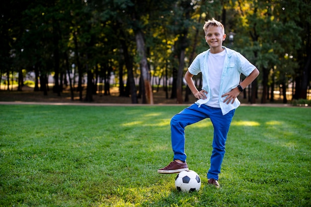 Foto gratuita joven al aire libre con pelota de futbol
