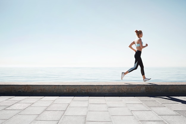Foto gratuita jogging, mujer joven, funcionamiento, en tierra