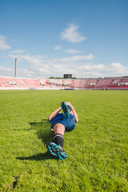 Foto gratuita jugador de fútbol estirando piernas