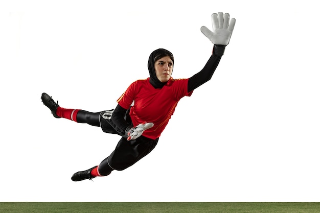 Foto gratuita jugador de fútbol o fútbol femenino árabe, portero sobre fondo blanco de estudio.