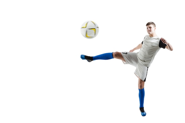 Foto gratuita jugador de fútbol preparado para golpear el balón