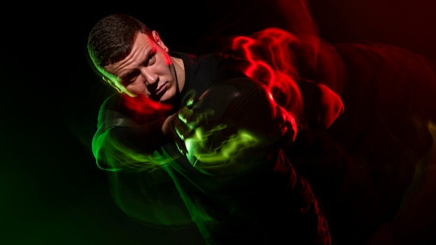 Jugador de rugby sosteniendo la bola con efecto de color