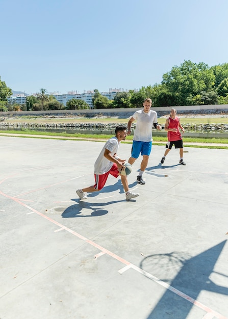 Foto gratuita jugadores de baloncesto callejeros en el patio exterior