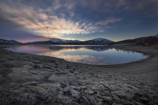 Foto gratuita lago con orilla rocosa