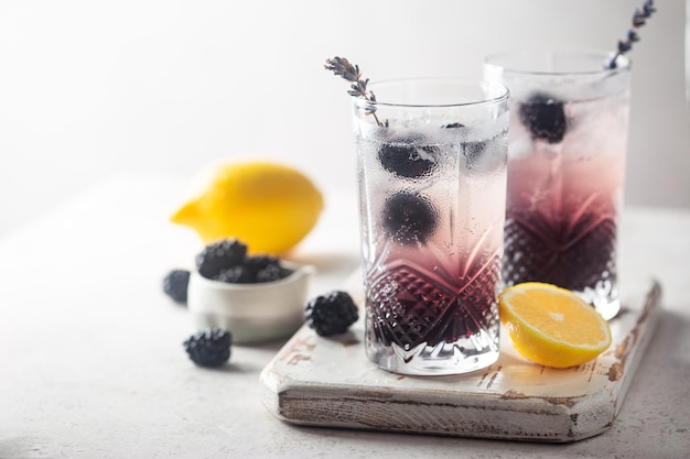 Foto gratuita limonada de moras con hielo