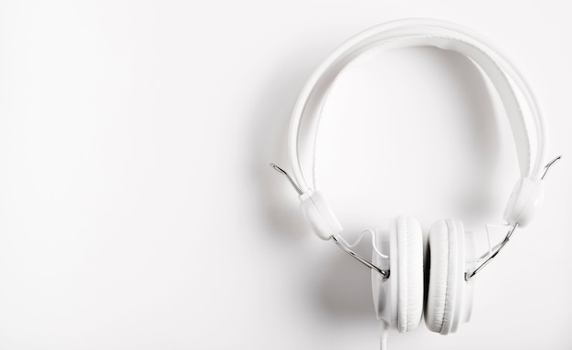 Modernos auriculares blancos para música