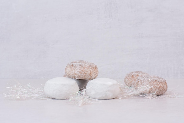 Foto gratuita muchos de pan de jengibre dulce en el cuadro blanco.