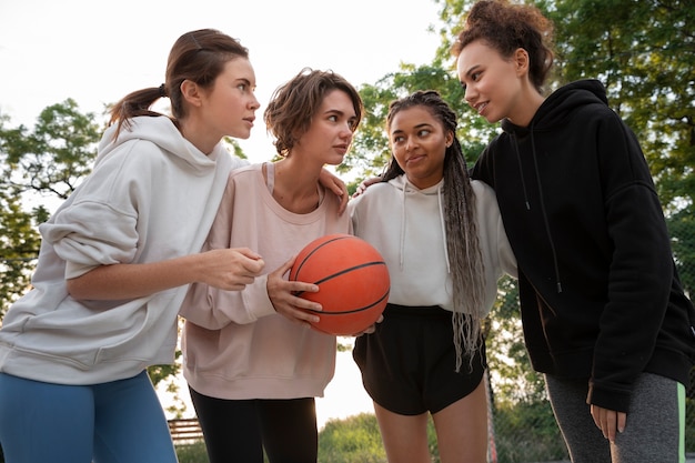 Foto gratuita mujeres de tiro medio jugando baloncesto