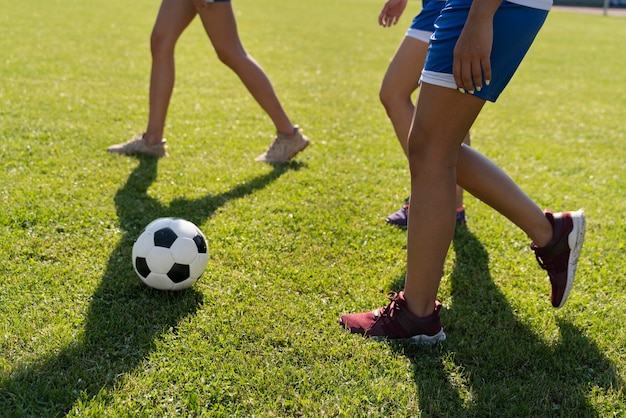 Foto gratuita mujeres jóvenes, jugar al fútbol