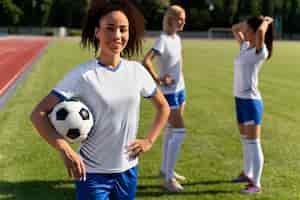 Foto gratuita mujeres jugando en un equipo de fútbol.