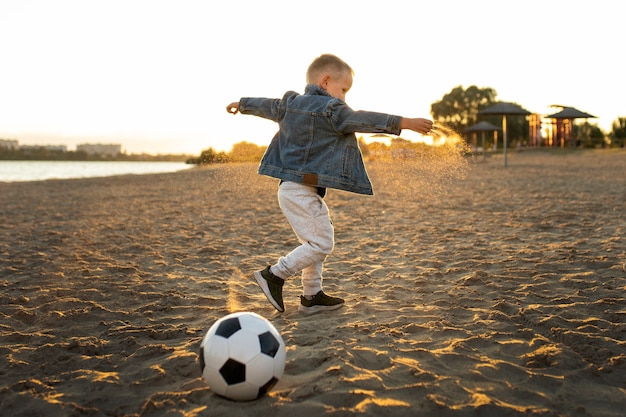 Foto gratuita niño feliz jugando al aire libre