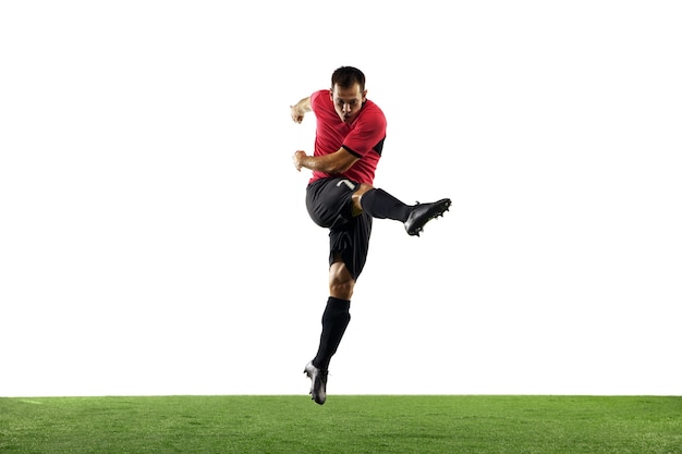 Foto gratuita potente, volando por encima del campo. fútbol joven, futbolista en acción