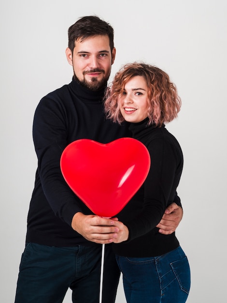 Foto gratuita posando pareja con globo para san valentín