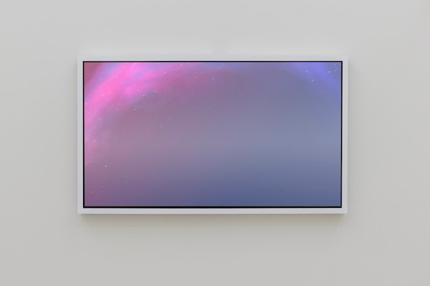 Foto gratuita pantalla rosa interactiva en la pared de la galería