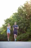 Foto gratuita pareja corriendo al aire libre