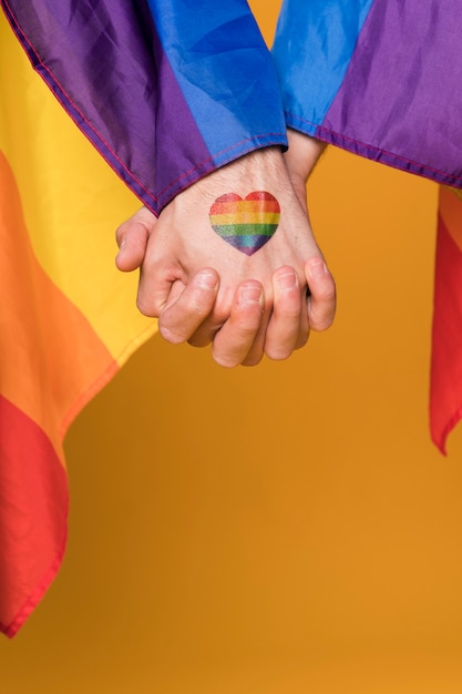 Foto gratuita pareja gay cogidos de la mano