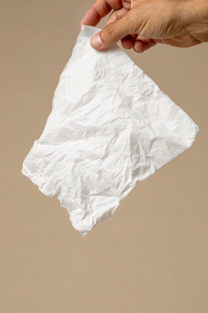 Foto gratuita persona sosteniendo un pañuelo nasal blanco