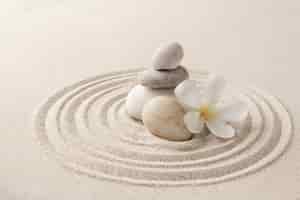 Foto gratuita piedras zen apiladas fondo de arena arte del concepto de equilibrio