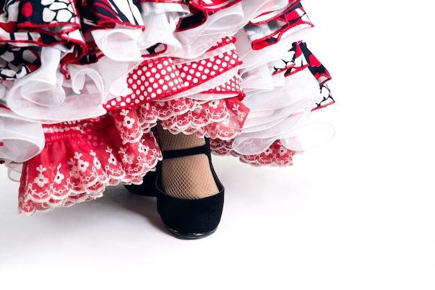 Pies detalle de bailarina de flamenco en hermoso vestido