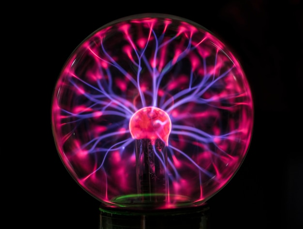 Foto gratuita primer plano de un globo de plasma en la oscuridad