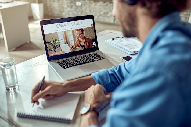 Foto gratuita primer plano de un trabajador independiente aprendiendo en línea mientras usa una computadora portátil en la oficina